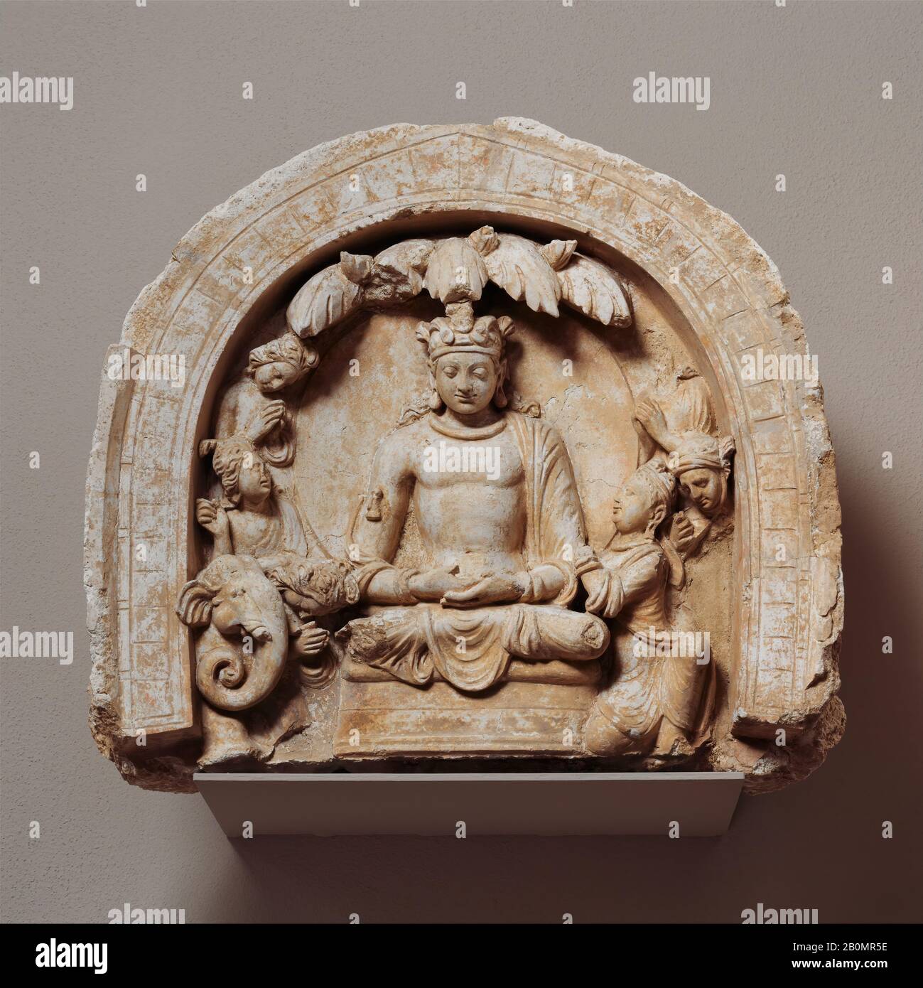 Nicchia con il Bodhisattva Seduto Shakyamuni Fiancheggiato da Devoti e un elefante, Afghanistan (Hadda), ca. 4th-5th secolo, Afghanistan (Hadda), stucco, H. 16 9/16 in. (42 cm); W. 18 1/4 in. (46,4 cm); D. 10" (25,4 cm), scultura Foto Stock