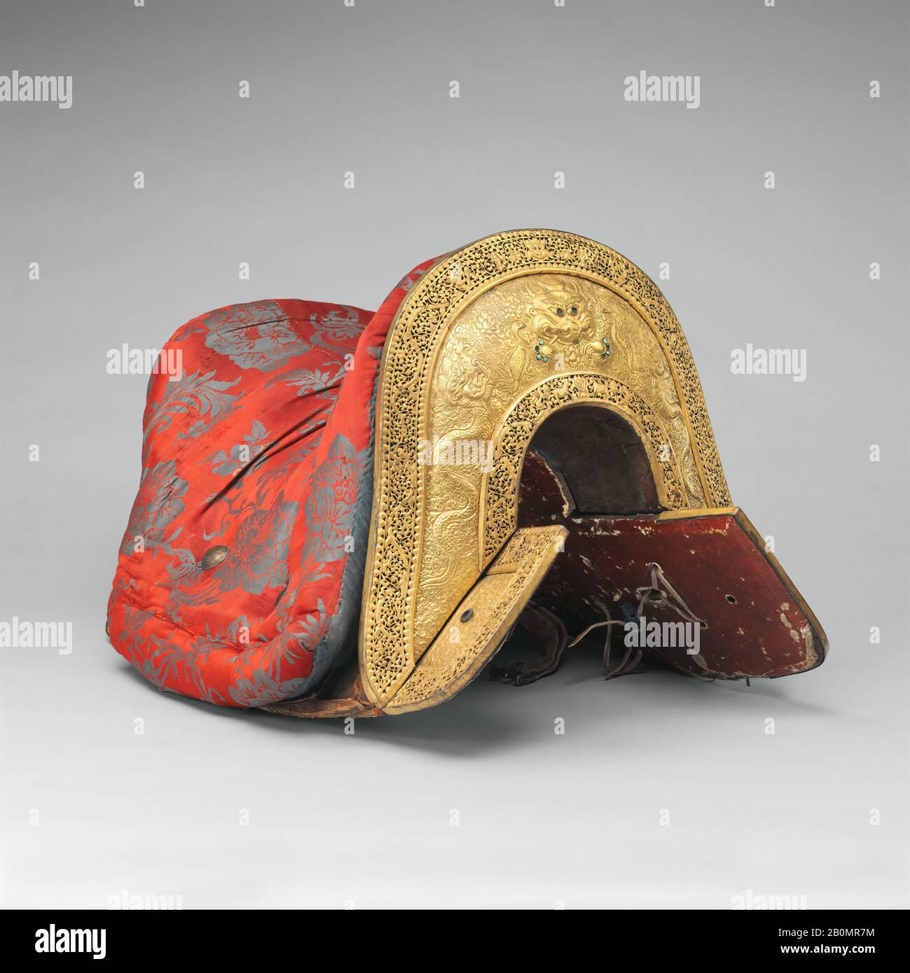 Sella, cuscino sella, Staffe, reggiseno, Cinghie stirrup, Punta e briglia, bretella, cintura, Tassel e Crupper, tibetano, 18th-19th secolo, tibetano, ferro, oro, rame, turchese, legno (frutto), pelle (buckskin, doeskin), lino, seta, lana, capelli (yak), sella (a); H. 15 pollici (38,1 cm); L. 23 1/2 in. (59,7 cm); W. 17 1/2 in. (45,1 cm); pattino a sella (b); L. 31" (78,7 cm); W. 24" (61 cm); staffe (c, d); L. 5 1/2 in. (14 cm); W. 5 1/2 in. (14 cm); rein (e); L. 58 in. (147,3 cm); cinghie di fissaggio (f, g); L. 37 1/2 in. (95,3 cm); punta e bridle (h); L. (53,5 cm); W. 10" (25,4 cm); orchestrap Foto Stock