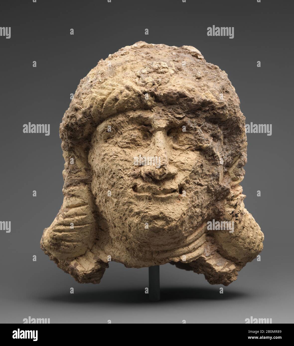 Capo di una femmina, babilonese, babilonese antico, data ca. 2000–1600 a.C., Mesopotamia meridionale, babilonese, ceramica, 7 1/8 x 5 pollici. (18 x 12,7 cm), scultura in ceramica Foto Stock