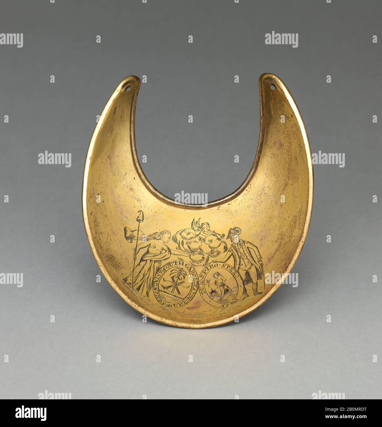 Gorget per un ufficiale del reggimento di fanteria della Carolina del Sud, americano, fine 18th secolo, americano, ottone, oro, H. 4 3/4 in. (12,07 cm); W. 4 1/4 poll. (10,8 Cm), Armour Parts-Gorgets Foto Stock