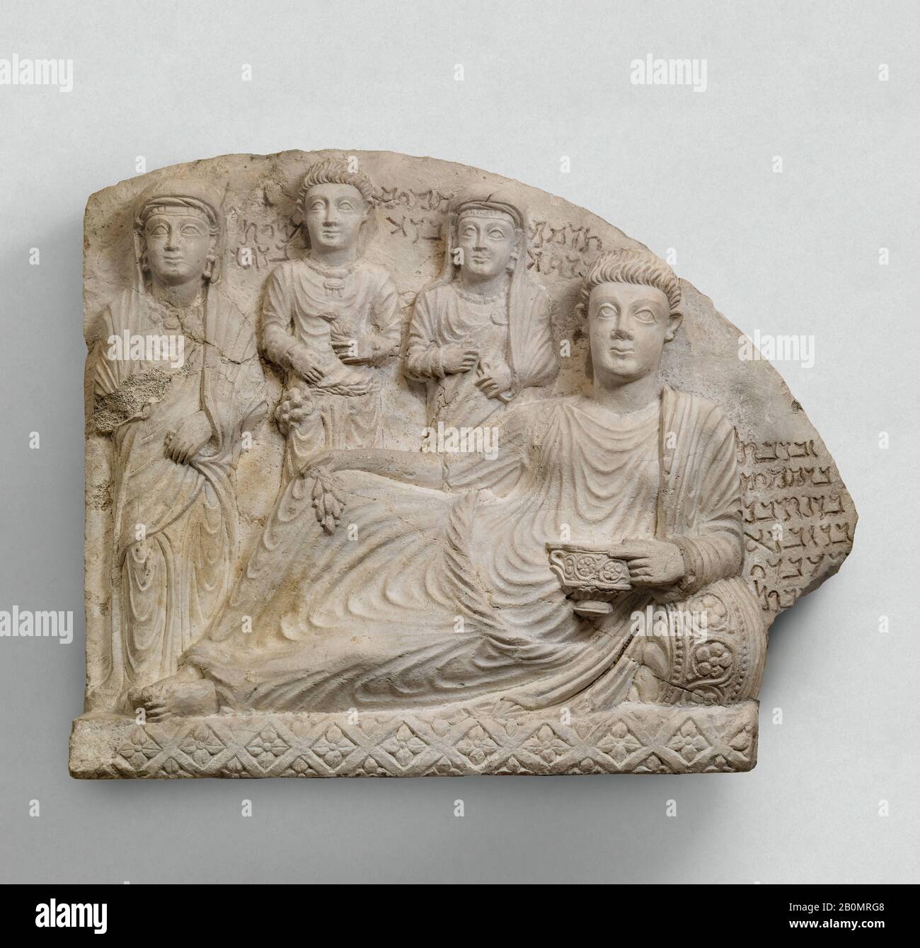 Rilievo funerario, ca. 2nd-3rd secolo d.C., Dalla Siria, Palmyra, Calcare, 20 1/4 × 25 7/16 × 6 7/8 in. (51,4 × 64,6 × 17,5 Cm), Rilievi In Pietra Incisi Foto Stock