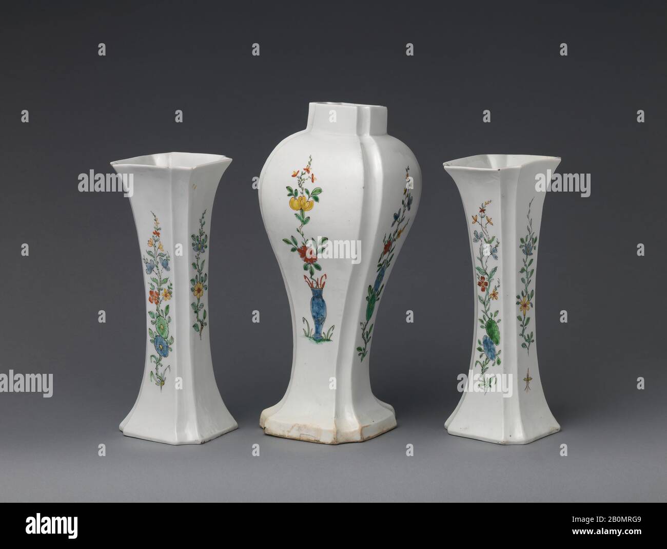 Tre pezzi di arredamento, inglese, Worcester, ca. 1753, British, Worcester, porcellana morbida, In Generale (.32, confermato): 10 1/2 x 4 7/8 x 4 1/2 in. (26,7 x 12,4 x 11,4 cm), Totale (.33, confermato): 8 3/4 x 3 1/2 x 3 3/8 in. (22,3 x 8,9 x 8,6 cm), Totale (.34 confermato): 8 13/16 x 3 1/2 x 3 3/8 in. (22,4 x 8,9 x 8,6 cm), porcellana ceramica Foto Stock