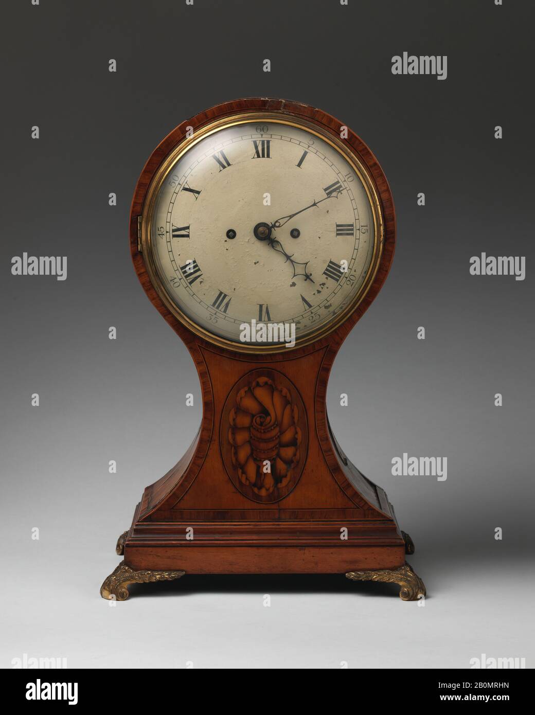 Orologio con staffa a palloncino, inglese, ca. 1795, British, tranciato Satinwood intarsiato con legni intarsiati, bronzo dorato, Totale: 18 1/8 × 12 × 8 3/4 in. (46 × 30,5 × 22,2 cm), Orologia Foto Stock