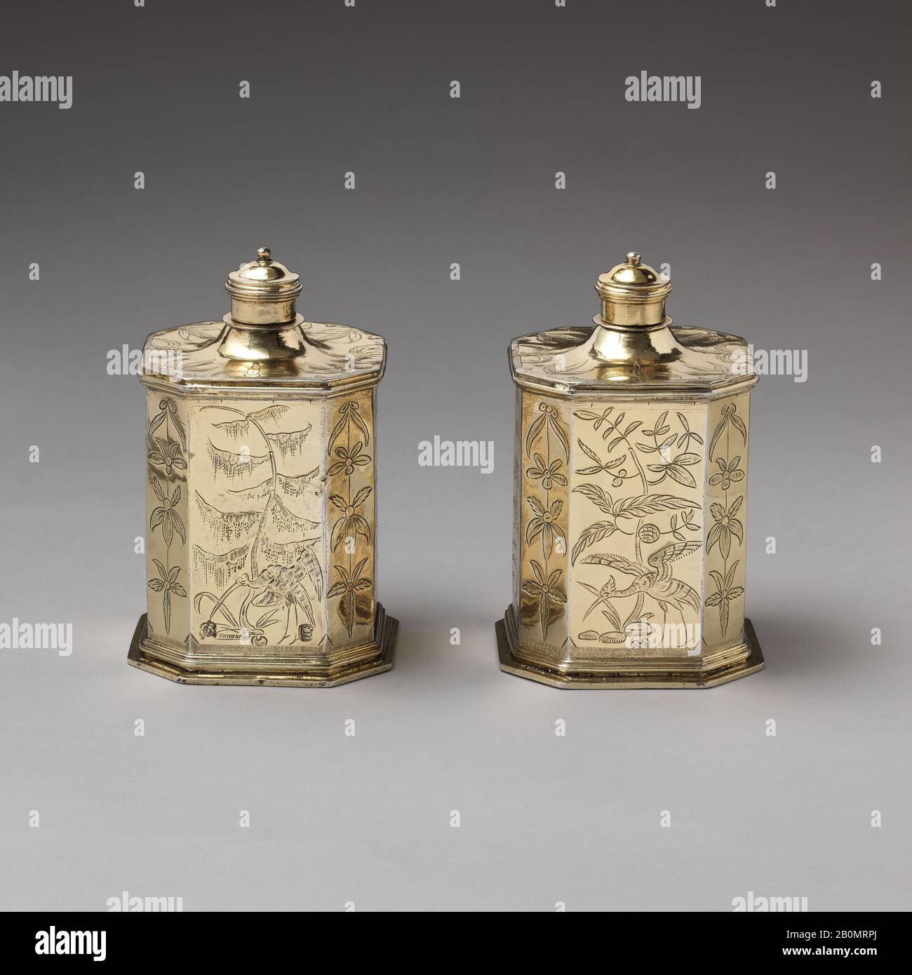 D., Londra, Coppia di bottiglie profumate (parte di un servizio di toilette), British, London, D., London, 1687–88, British, London, Silver gilt, Nel Complesso: H. 5 5/8 x W. 3 1/2 x D. 3 1/2 in., 12 oz. 17 dwt. (14,3 x 8,9 x 8,9 cm, 0,4 kg), Metallo-argento Foto Stock