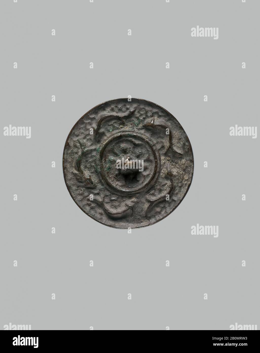 Specchio Con Pesci, specchio, ca. 13th secolo, Paese di origine Asia centrale o Iran, lega di bronzo con piombo, Diametro: 7,7 cm, Metallo Foto Stock