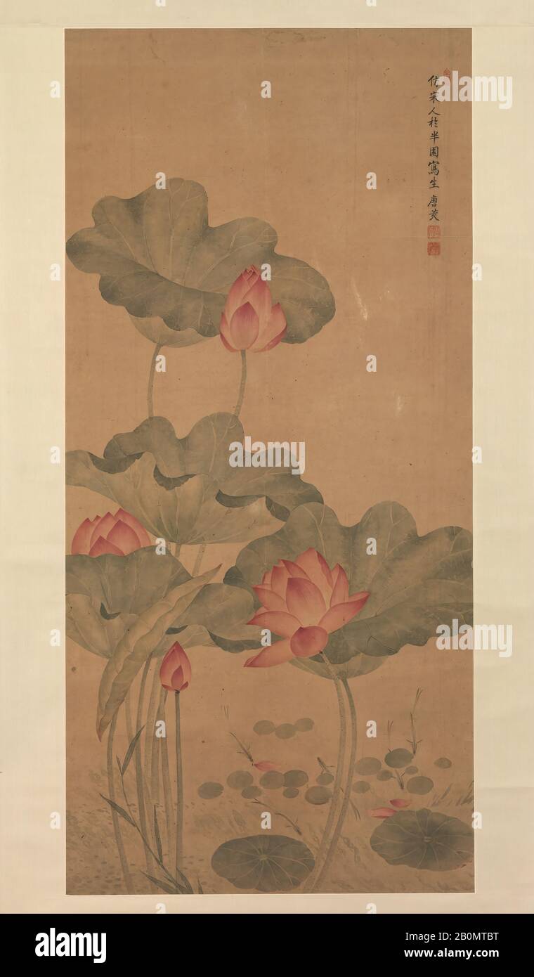 Tang Guang, Red Lotus And Fish, Cina, Dinastia Qing (1644–1911), Tang Guang (Cinese, Ca. 1670–1690), Cina, rotolo sospeso; inchiostro e colore su carta, immagine: 48 1/2 × 22 7/8 in. (123,2 × 58,1 cm), Complessivo con montaggio: 88 5/8 × 30 1/2 in. (225,1 × 77,5 cm), Totale con manopole: 88 5/8 × 34 1/4 in. (225,1 × 87 cm), Dipinti Foto Stock