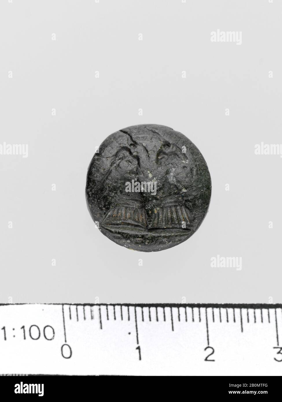 Guarnizione lentoide in steatite, Minoan, Late Minoan IIIA, Data ca. 1400–1300 a.C., Minoan, steatite, L. 1,8 cm; W. 1,65 cm, Gemme Foto Stock