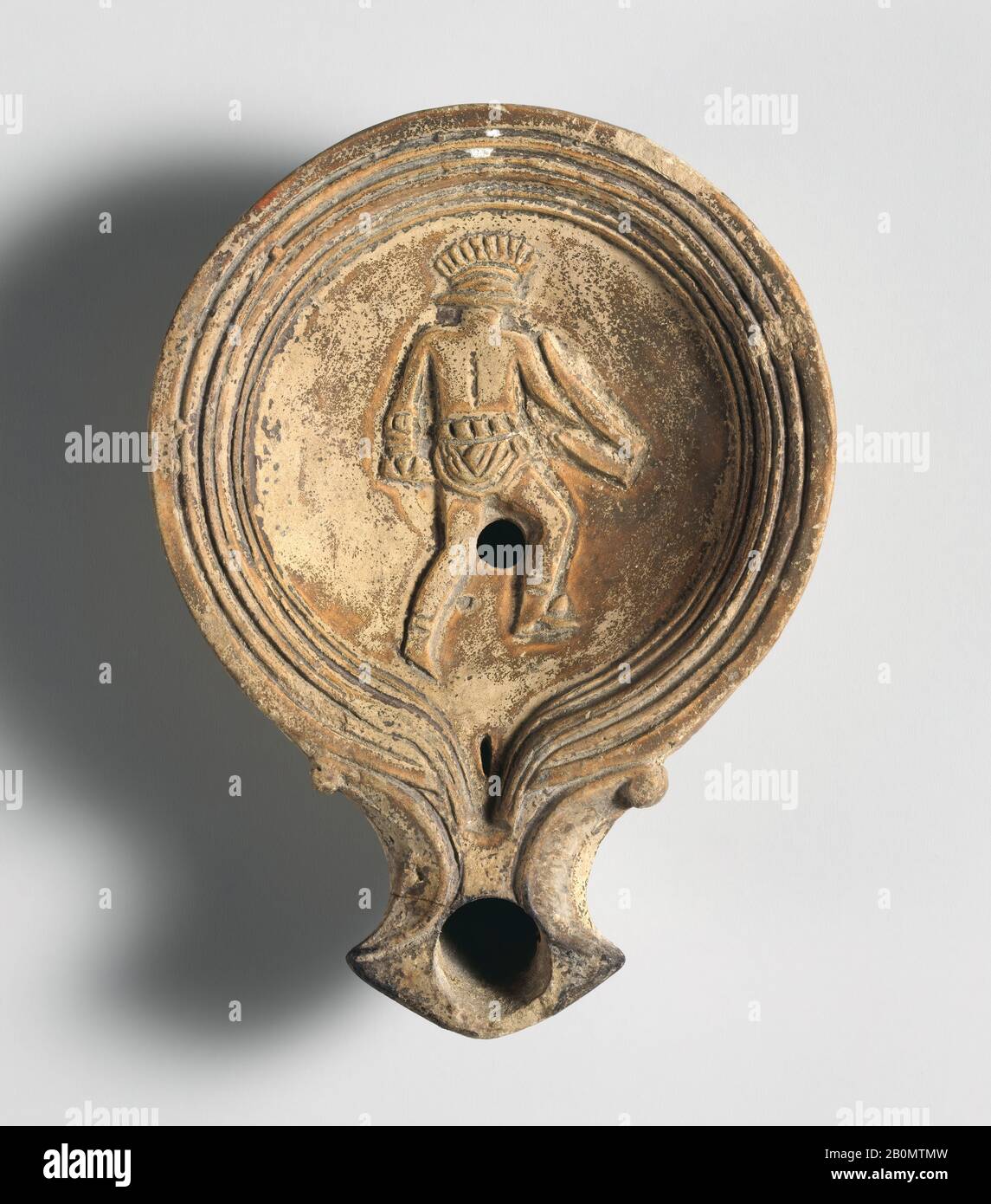 Lampada ad olio di terracotta, romana, Early Imperial, Data fine del 1st secolo a.C.–inizio del 1st secolo d.C., romana, Terracotta; modellata, Totale: 1 1/4 x 4 1/8in. (3,2 x 10,5 cm), Terracottas Foto Stock
