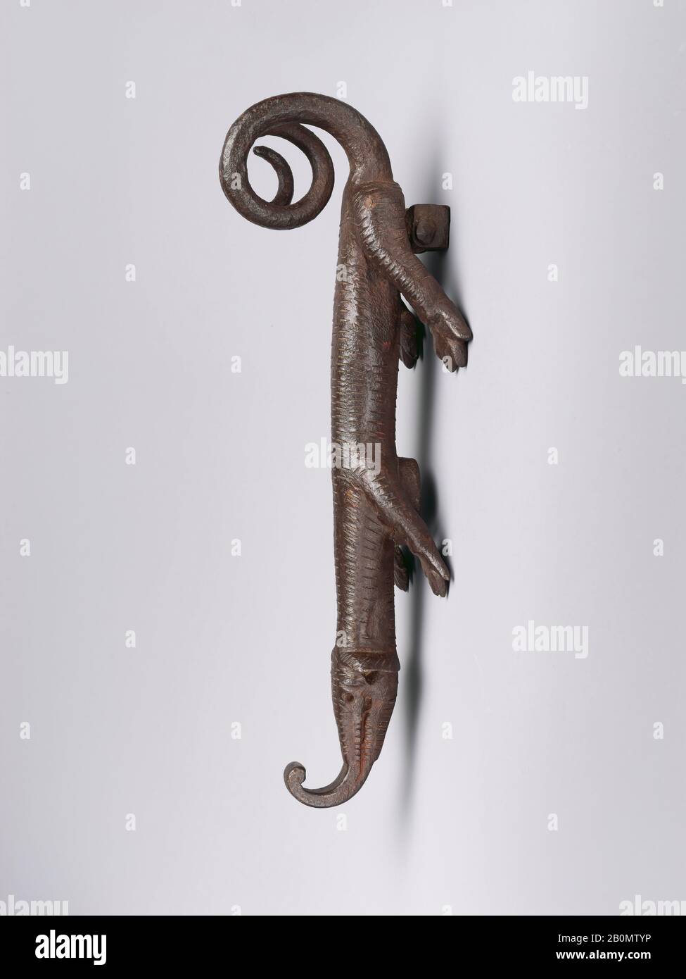 Battente porta a forma di creatura lucertola, spagnola, 15th o 16th secolo, spagnola, in ferro Battuto, senza codolo: 11 13/16 × 3 7/8 × 4 1/8 in. (30 × 9,9 × 10,5 cm), Complessivo con supporto (codolo): 11 13/16 × 3 7/8 × 5 7/8 in. (30 × 9,9 × 15 cm), Ferro-Metallo Foto Stock