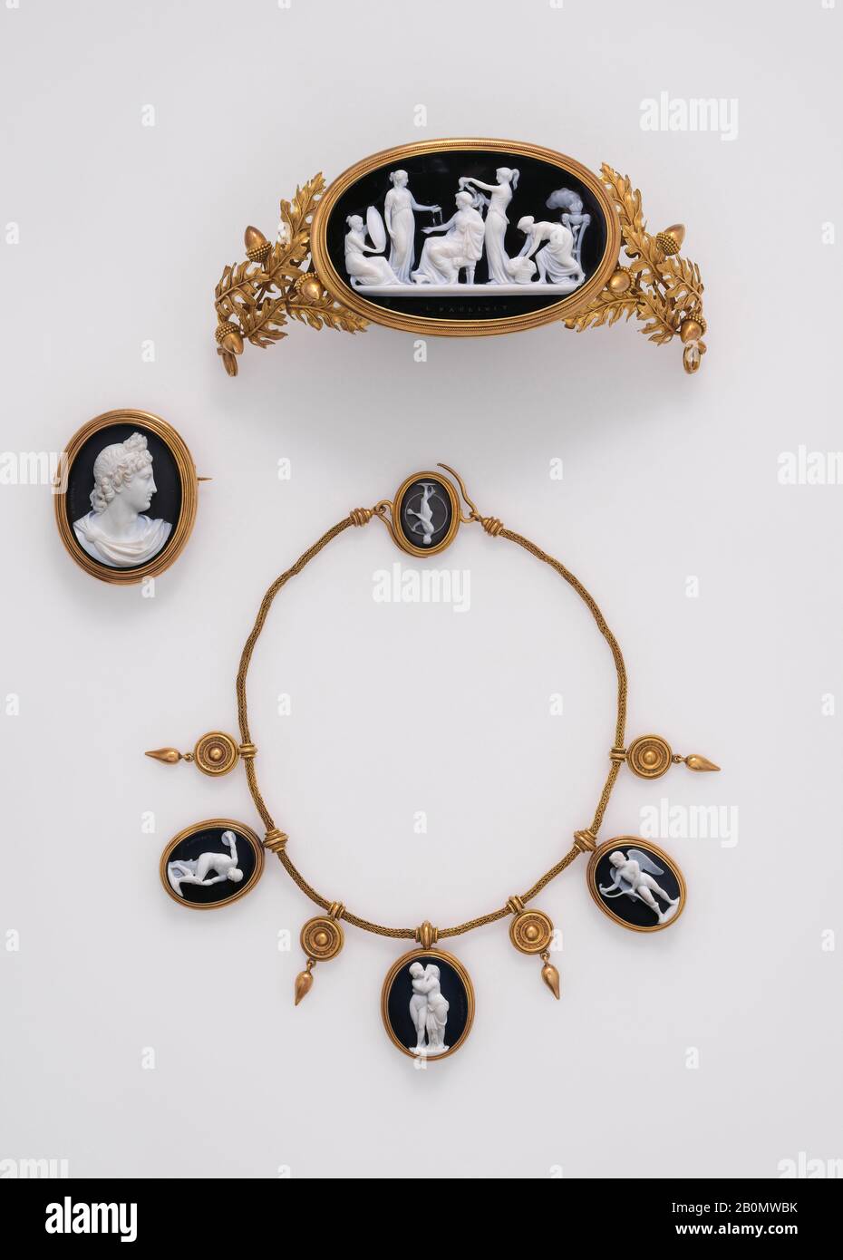 Cameos scolpito da Luigi Saulini, Parure: Tiara, collana e spilla, italiano, Roma, Cameos scolpito da Luigi Saulini (italiano, 1819–1883), metà 19th secolo, italiano, Roma, Onice e oro, tortoiseshell, Diadem, cameo visibile: 1 13/16 x 3 1/16 in. (4,7 x 7,8 cm); 46,8 x 78 mm; Diadem, complessivo con regolazione: 2 1/4 x 5 5/8 in.; spilla, cameo visibile: 1 11/16 x 1 5/16 in. (4,3 x 3,3 cm); 42,6 x 33,4 mm; spilla, totale con settaggio: 2 1/16 x 1 11/16 in.; collana, lunghezza complessiva: 17 1/2 in. (43,8 cm), Collana, cameo visibile alla chiusura: 20,2 x 14,6 mm; cameo visibile alla PL: 26,7 x 20,9 mm; cameo visibile Foto Stock