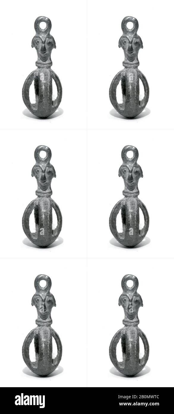 Pendente, Iran, Età del ferro III, Data ca. 8th-7th secolo a.C., Iran, probabilmente da Luristan, Iran, Bronzo, 1,77 pollici. (4,5 cm), Ornamenti In Metallo Foto Stock