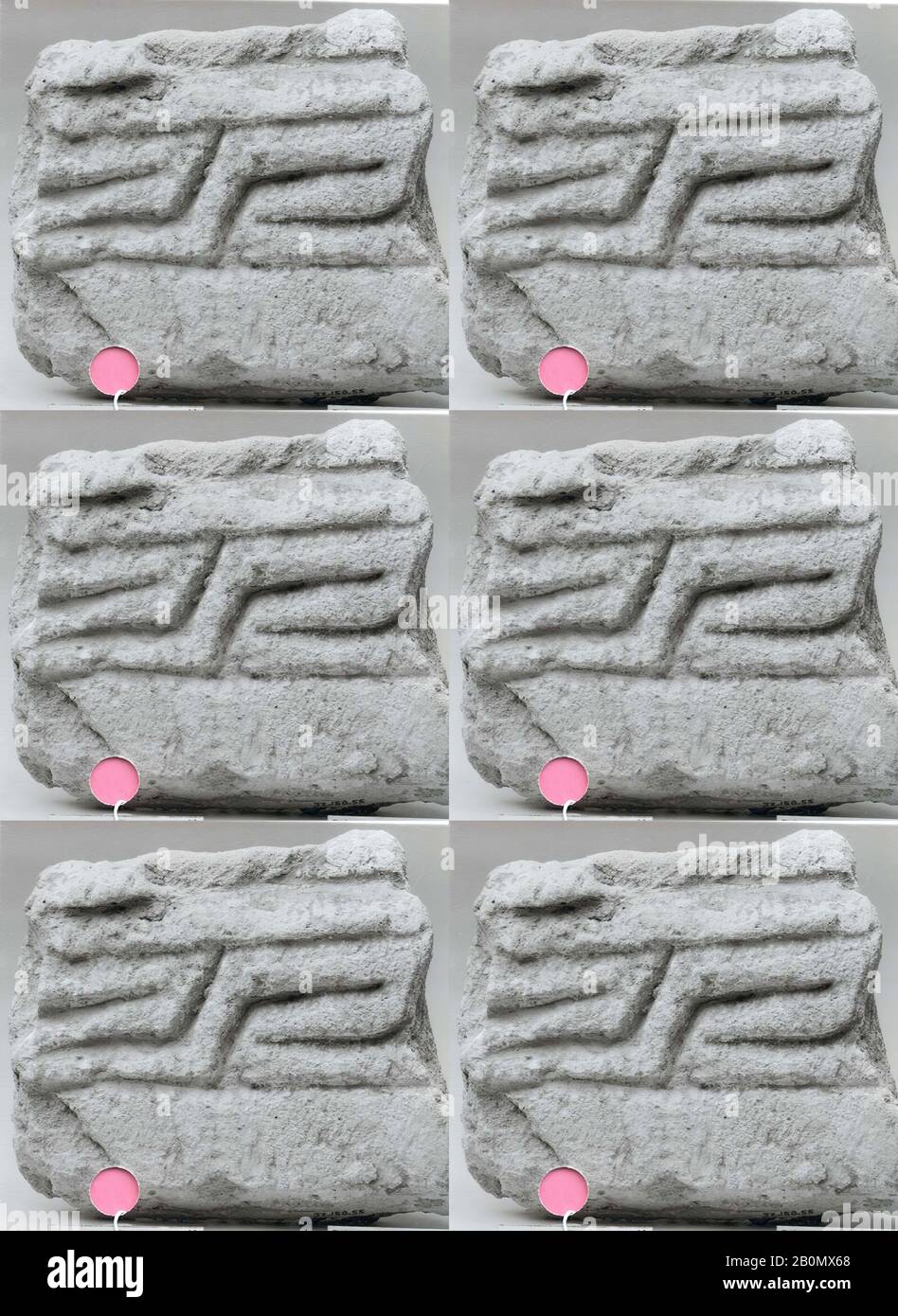 Frammento di rilievo, Sasanian o Islamico, Sasanian-primi islamici, Data ca. 6th-8th secolo d.C., Mesopotamia, Ctesifone, Sasanian o Islamico, stucco, 6,5 x 5,25 pollici. (16,51 x 13,34 cm), Rilievi stucco Foto Stock