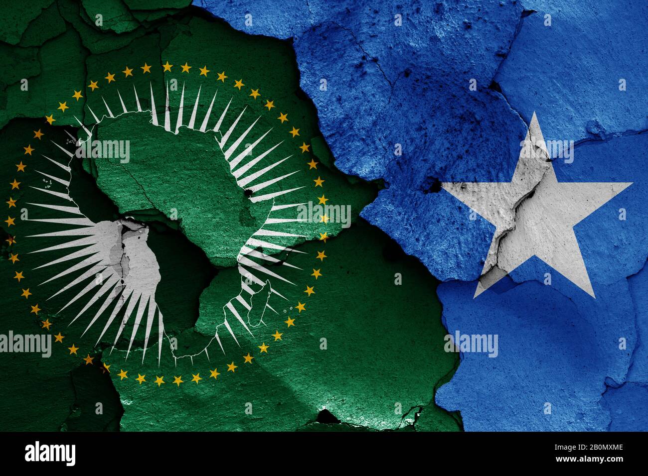 Bandiere dell'Unione Africana e della Somalia dipinte su pareti incrinate Foto Stock