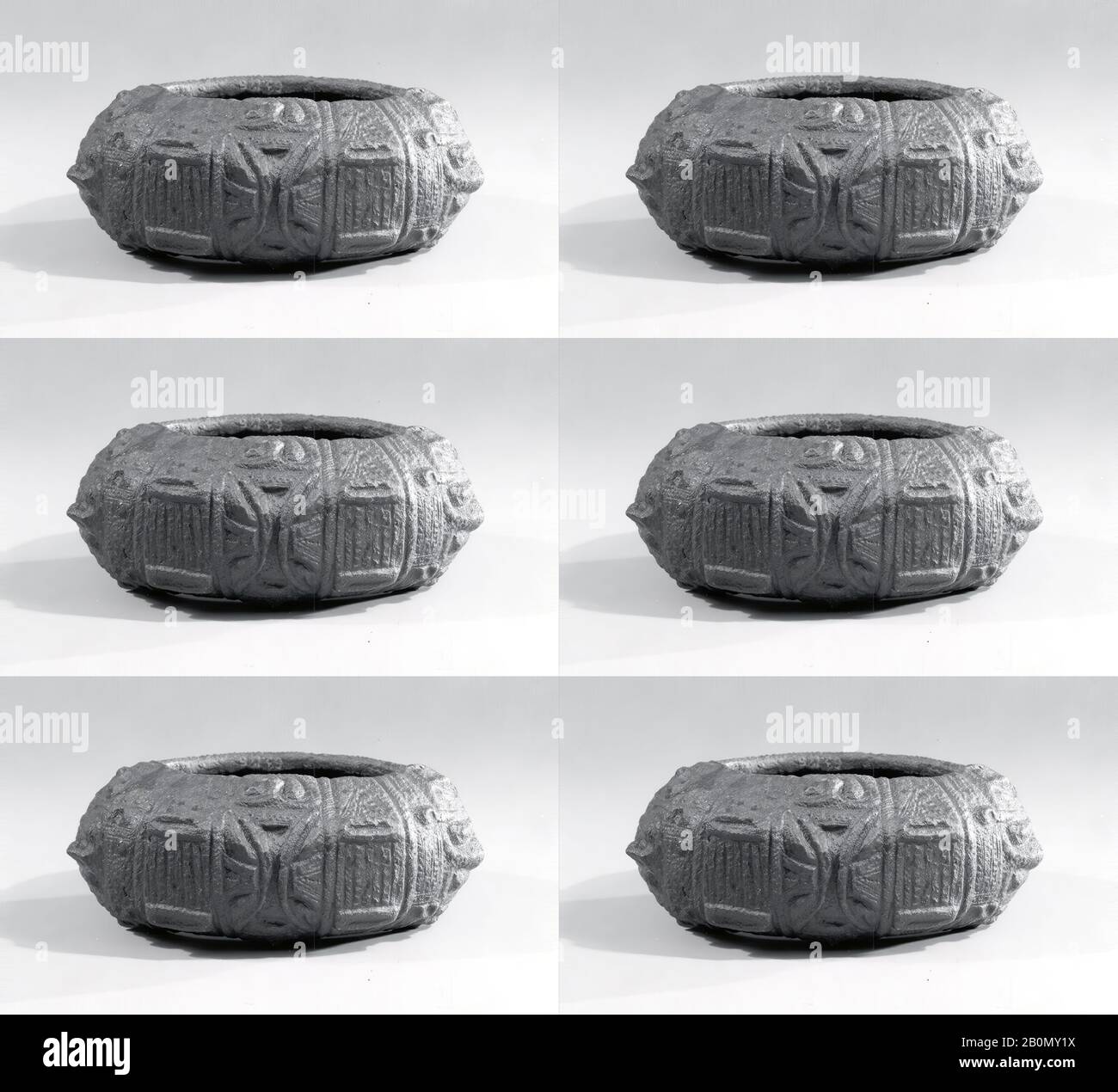 Braccialetto, Iran, Età Del Ferro, Data Ca. 8th-7th secolo a.C., Iran, probabilmente da Luristan, Iran, Bronzo, 1,69 pollici. (4,29 cm), Ornamenti In Metallo Foto Stock