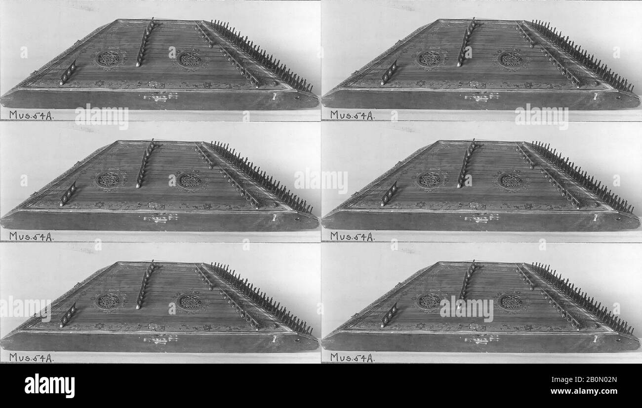 Dulcimer, spagnolo, 18th secolo, spagnolo, legno e materiali vari, lunghezza - bordo lungo/bordo corto, 99,2/43,5 cm. (38,69 in./17,13 in.), larghezza del corpo perpendicolare al bordo lungo: 46,8 cm. (18,25 poll.), profondità del corpo compresa la modanatura:, 7,9 cm. (3.15 in.), lunghezza Vibrante delle corde:, 80.5/30.0 cm (31.40 in./30 in.), Diametro delle rosette:, 7.5 cm. (2,93 poll.), lunghezza dei martelli:, app. 23,5 cm. (9,17 in.), Chordophone-Zither-colpito-dulcimer Foto Stock