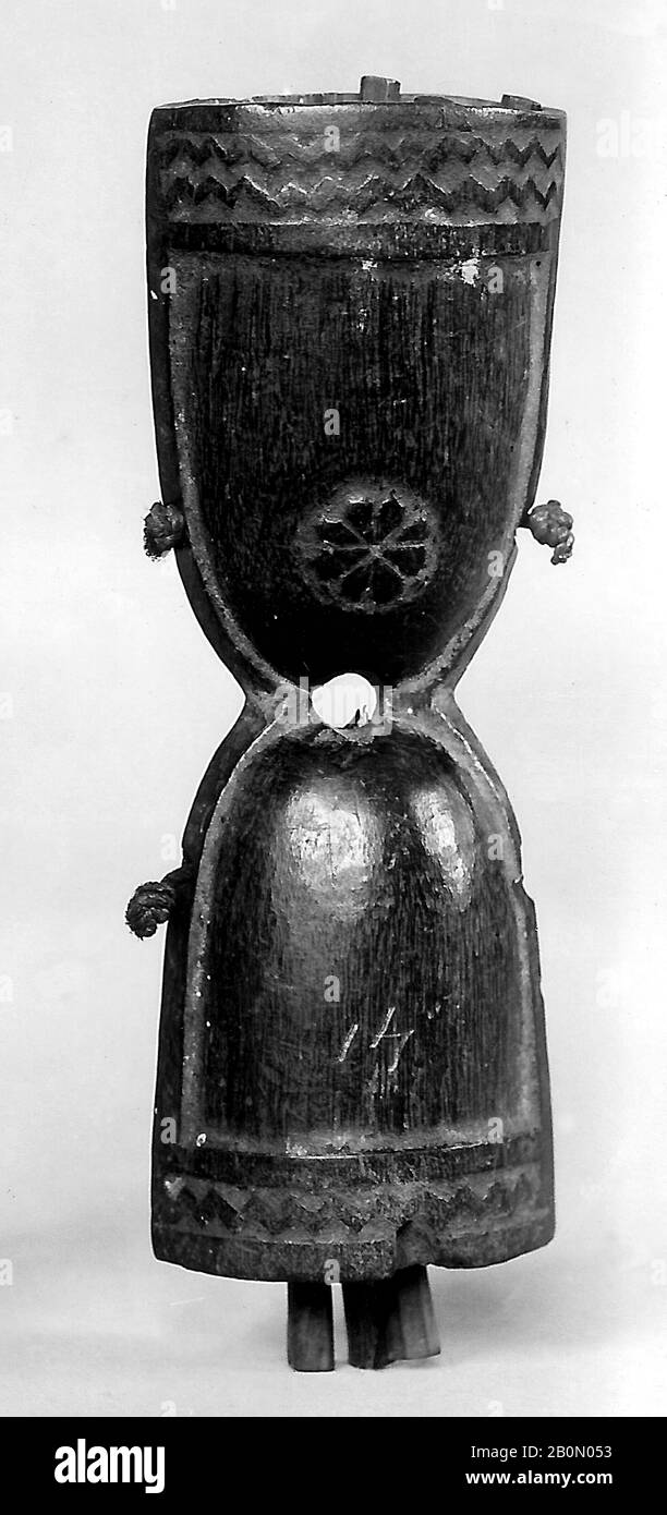 Mayumba People, Kunda (campana), congolese (popolo Mayumba), Mayumba People (Congo), fine 19th secolo, Repubblica del Congo, congolese (popolo Mayumba), legno, 5 1/2 × 1 in. (14 × 2,5 cm), Idiophone-Shakerato-picchiettio Foto Stock
