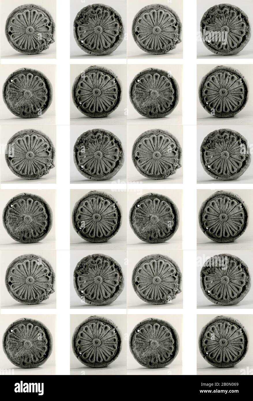 Roundel, Periodo Tardo, Dinastia 26–30, 664–332 A.c., Dall'Egitto, Ceramica, Diam. 3,5 cm Foto Stock