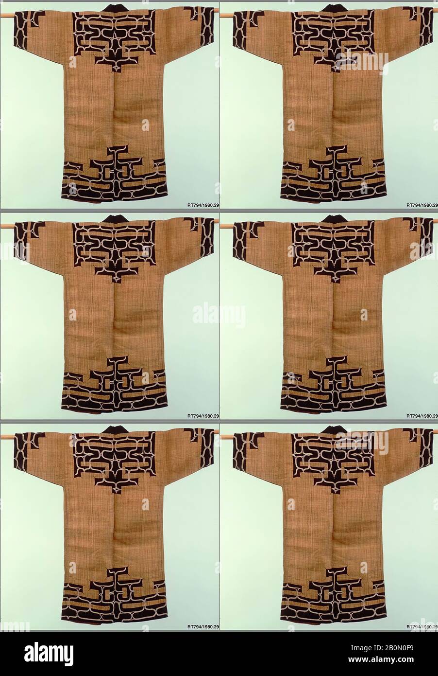 Ainu Robe, Giappone, periodo Meiji (1868–1912), Data 19th secolo, Giappone, fibra di corteccia di Elm con applicazione di tovato tinto indaco (atsushi), 48 x 25 pollici. (121,92 x 63,50 cm), Textiles-Costumi Foto Stock
