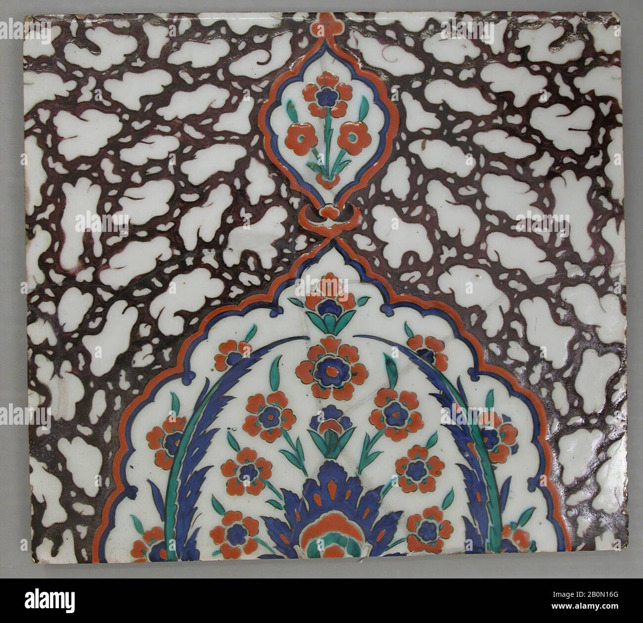 Piastrella con Floral Cartouche Design su Eru (Marble Imitation Pattern) sfondo, piastrella quadrata, fine 16th secolo, Attribuito alla Turchia, Iznik, Stonepaste; policromo dipinto sotto smalto trasparente, H. 12 1/8 in. (30,8 cm), W. 13 3/8 in. (34 cm), D. 7/8 in. (2,2 cm), Peso 2lbs 1190,8 g, piastrelle in ceramica Foto Stock