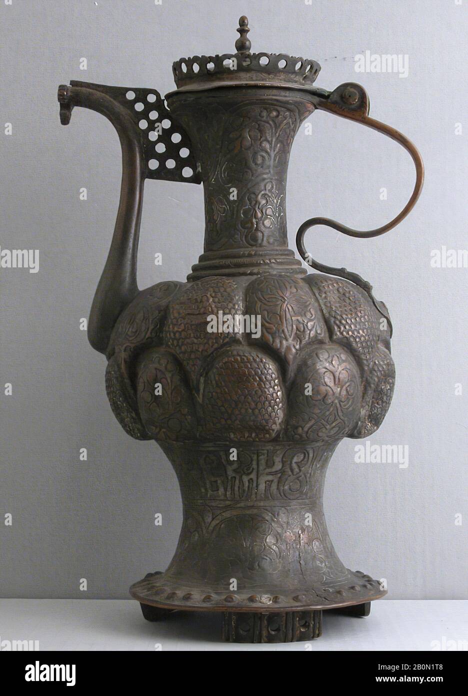 EWER, probabilmente 18th secolo, Attribuito al Caucaso, al rame; colato, inciso e stagnato, H. 15 pollici. (38,1 cm), W. (22,9 cm), D. 7" (17,8 cm), Metallo Foto Stock