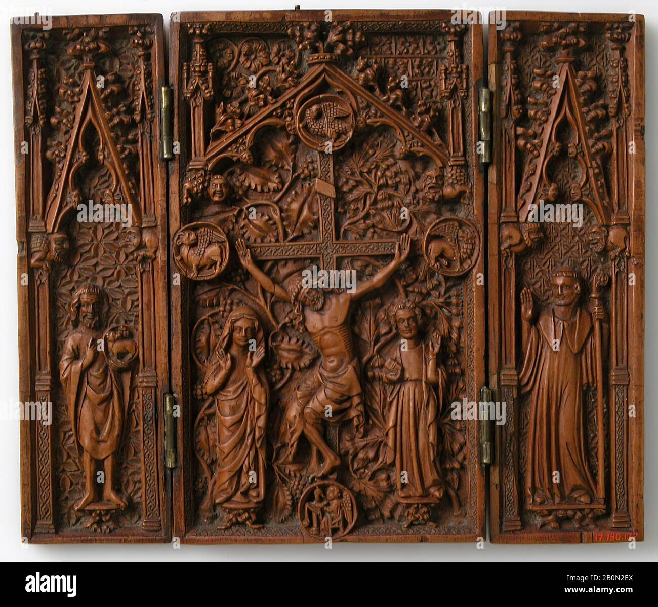 Crocifissione Triptych, tedesco, 15th secolo, tedesco, Pearwood, Totale: 4 15/16 x 5 7/8 x 1/4in. (12,6 x 15 x 0,6cm), alette chiuse: 2 15/16 x 9/16in. (7,4 x 1,4 cm), ala: 1 7/16 x 1/4in. (3,7 x 0,6 cm), scultura-legno Foto Stock