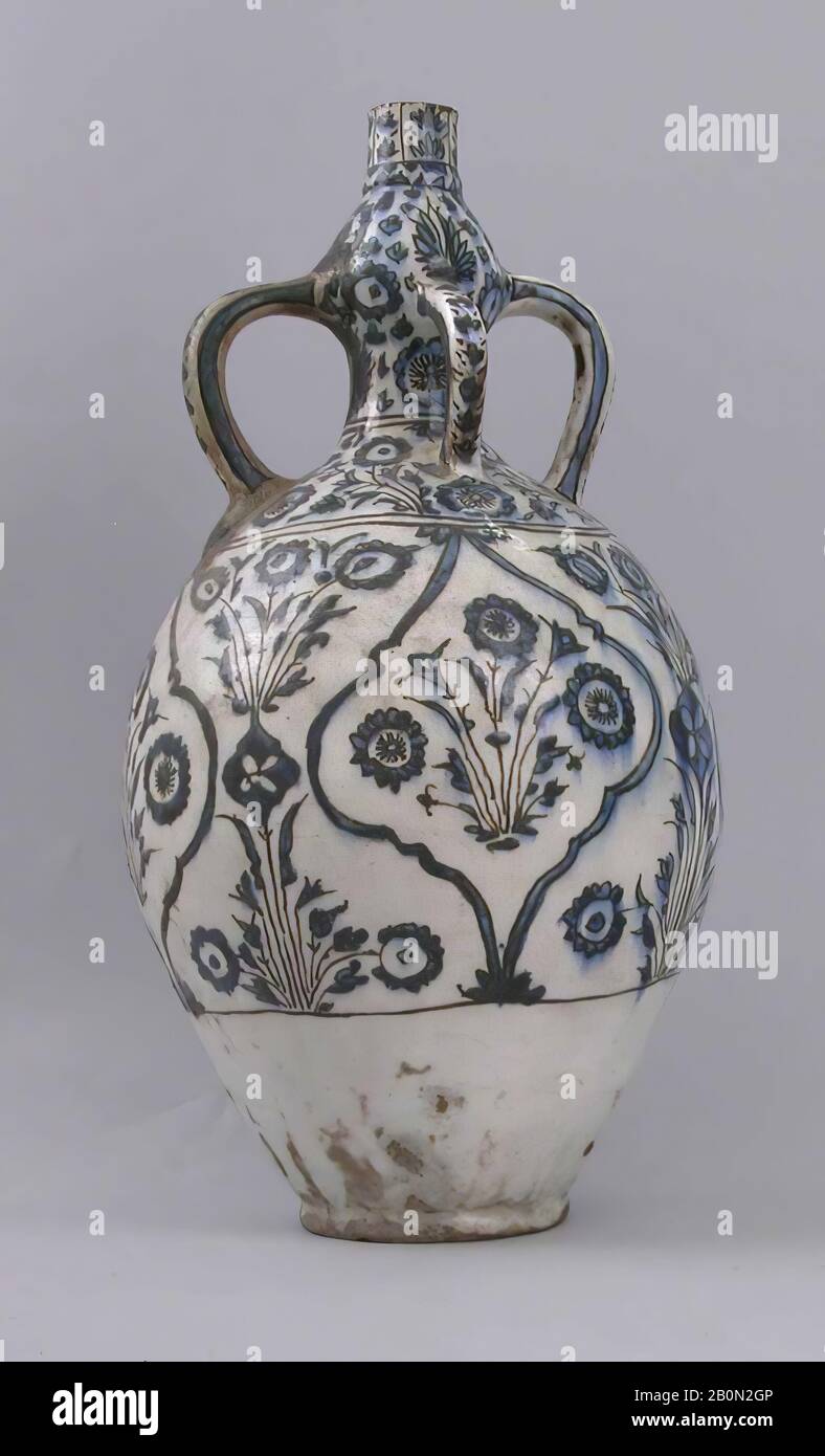 Vaso, prima metà 17th secolo, Attribuito all'Iran, Stonepaste; sotto smalto dipinto, H. 17 in. (43,2 cm), ceramica Foto Stock