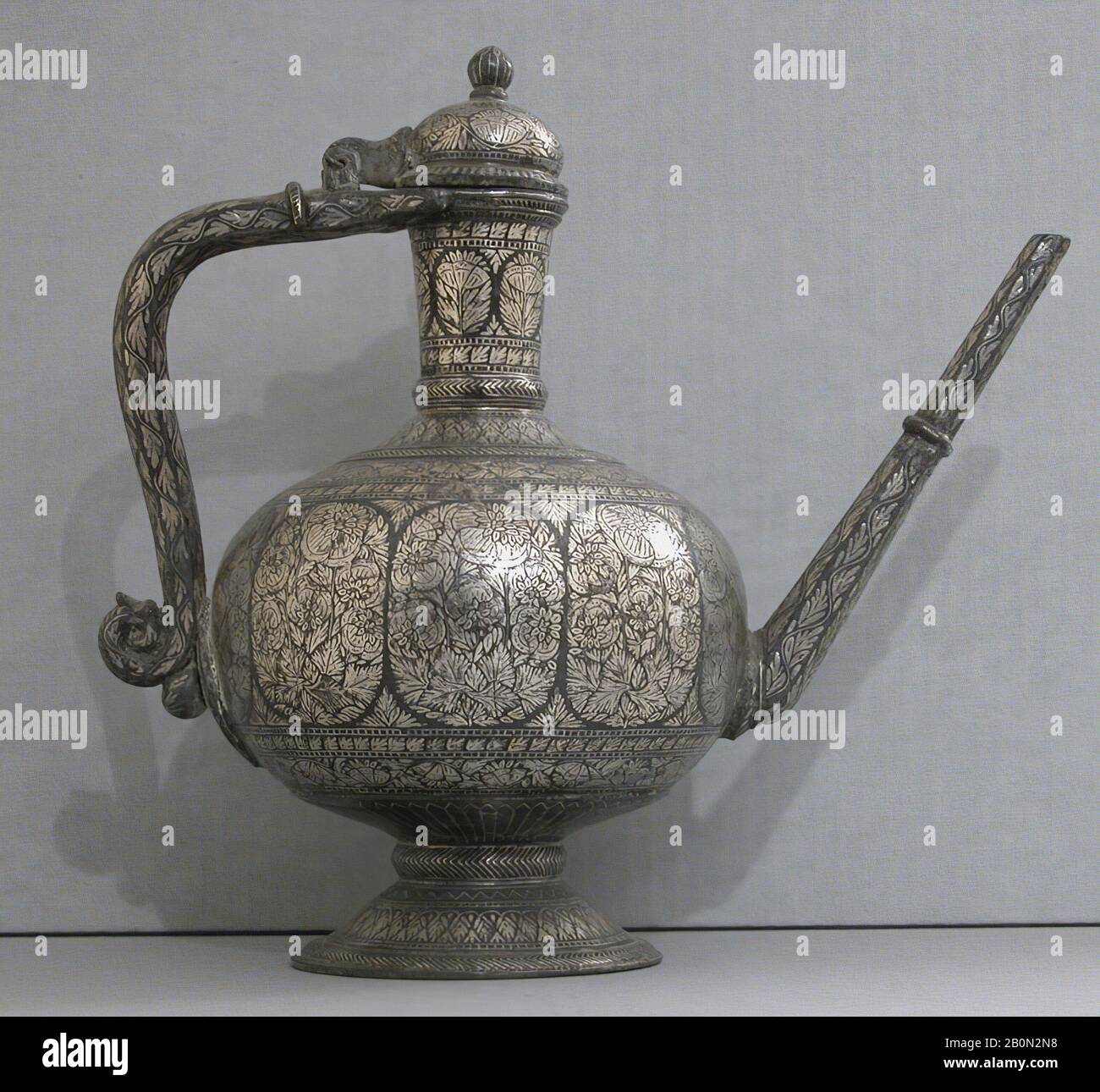 Anatrice globulare, Ewer, 18th secolo, Attribuita a India, Deccan, Bidar,  zinco e lega di rame; colata, incisa, intarsiata con argento (bidri ware),  Max. H. (con coperchio) 10 58 in. (27,0 cm di