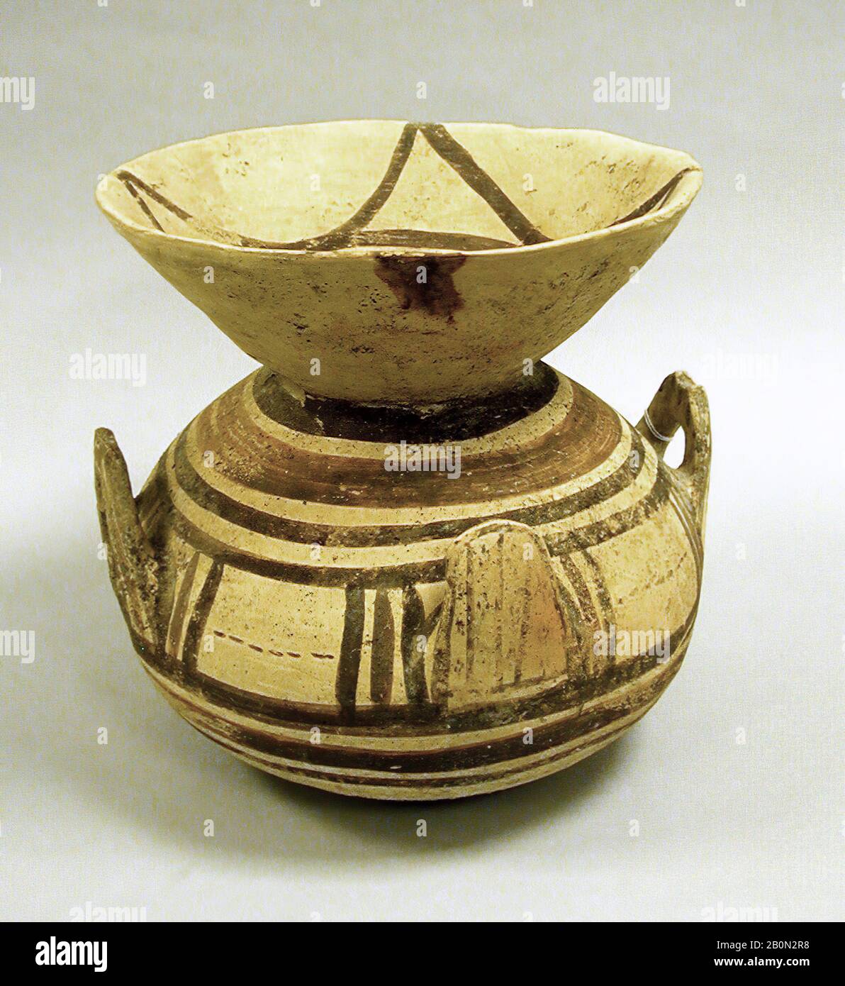 Vaso con imbuto in terracotta, italico nativo, Daunian, arcaico, Data ca. 550–500 a.C., italico nativo, Daunian, Terracotta, Totale: 10 9/16 x 11in. (26,9 x 28cm), Vasi Foto Stock