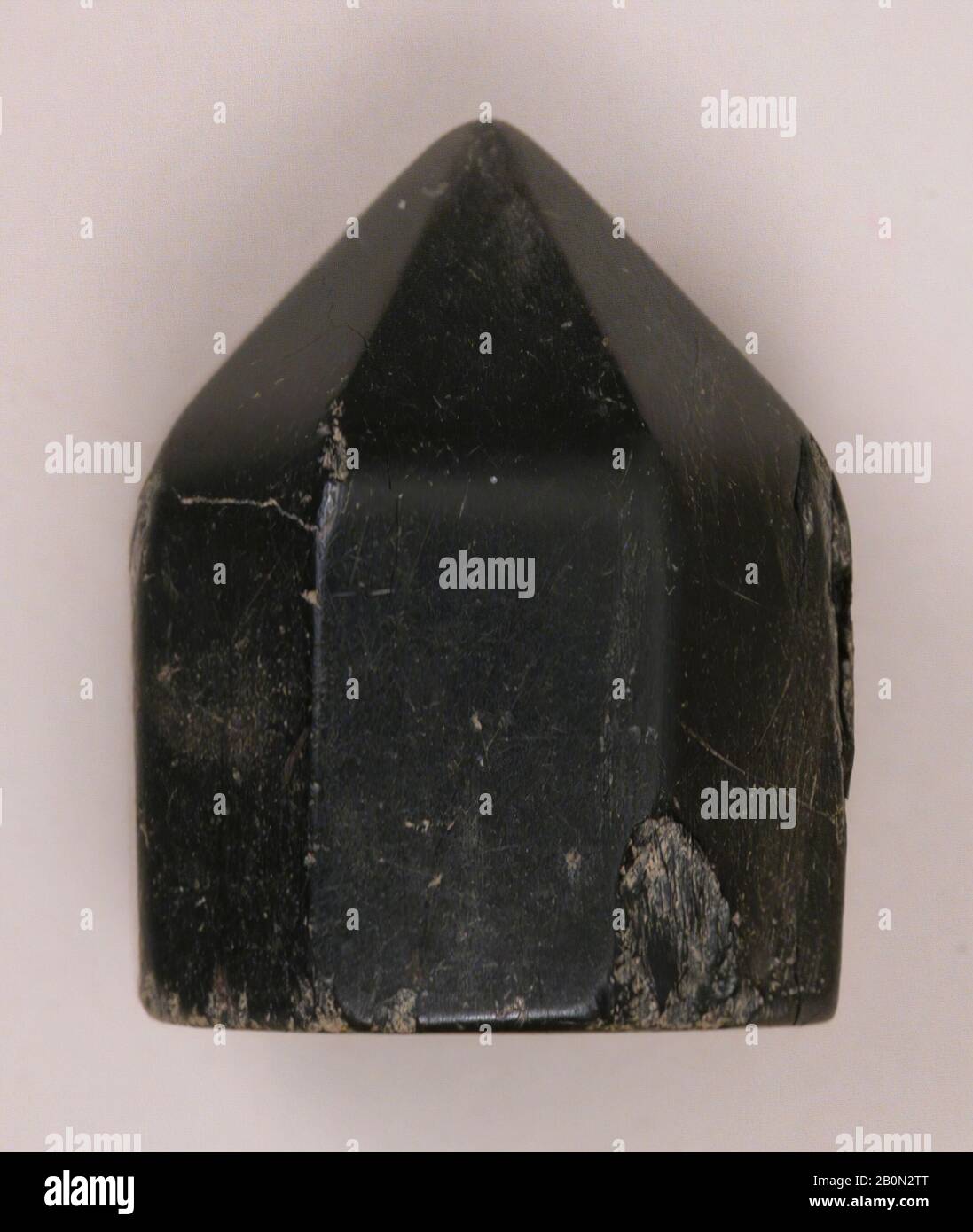 Pezzo di scacchi, pedone, pezzo di scacchi, 9th–11th secolo, Attribuito a Western Islamic Lands, Jet, H. 1 7/16 in. (3,7 cm), pezzi da gioco Foto Stock