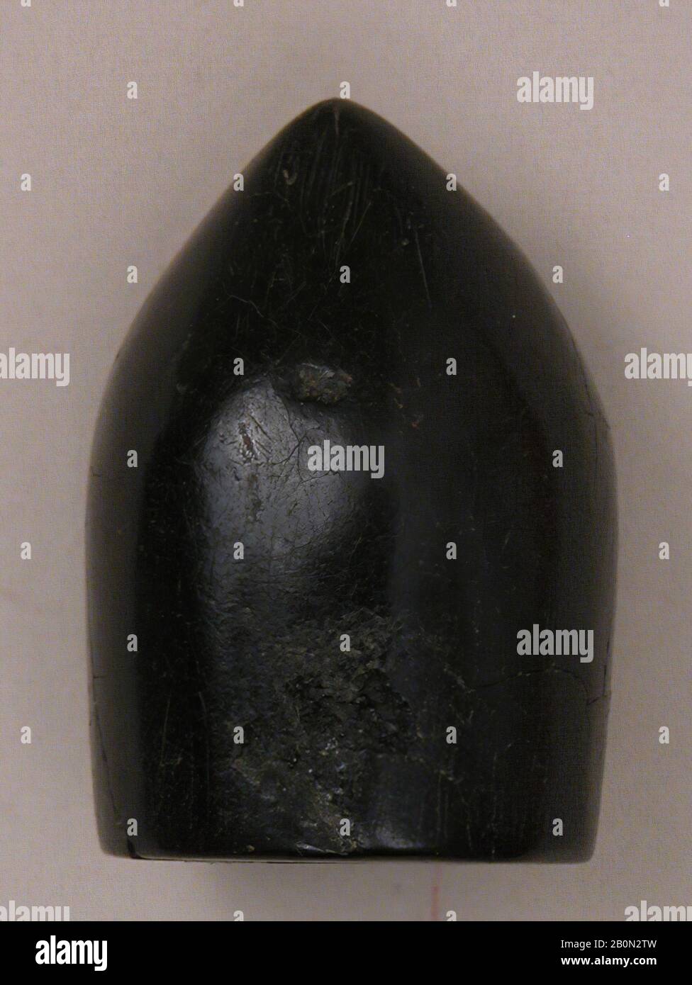 Pezzo di scacchi, probabilmente un pedone, pezzo di scacchi, 9th–11th secolo, Attribuito a Western Islamic Lands, Jet Stone, H. 15/16 in. (2,4 cm), pezzi da gioco Foto Stock