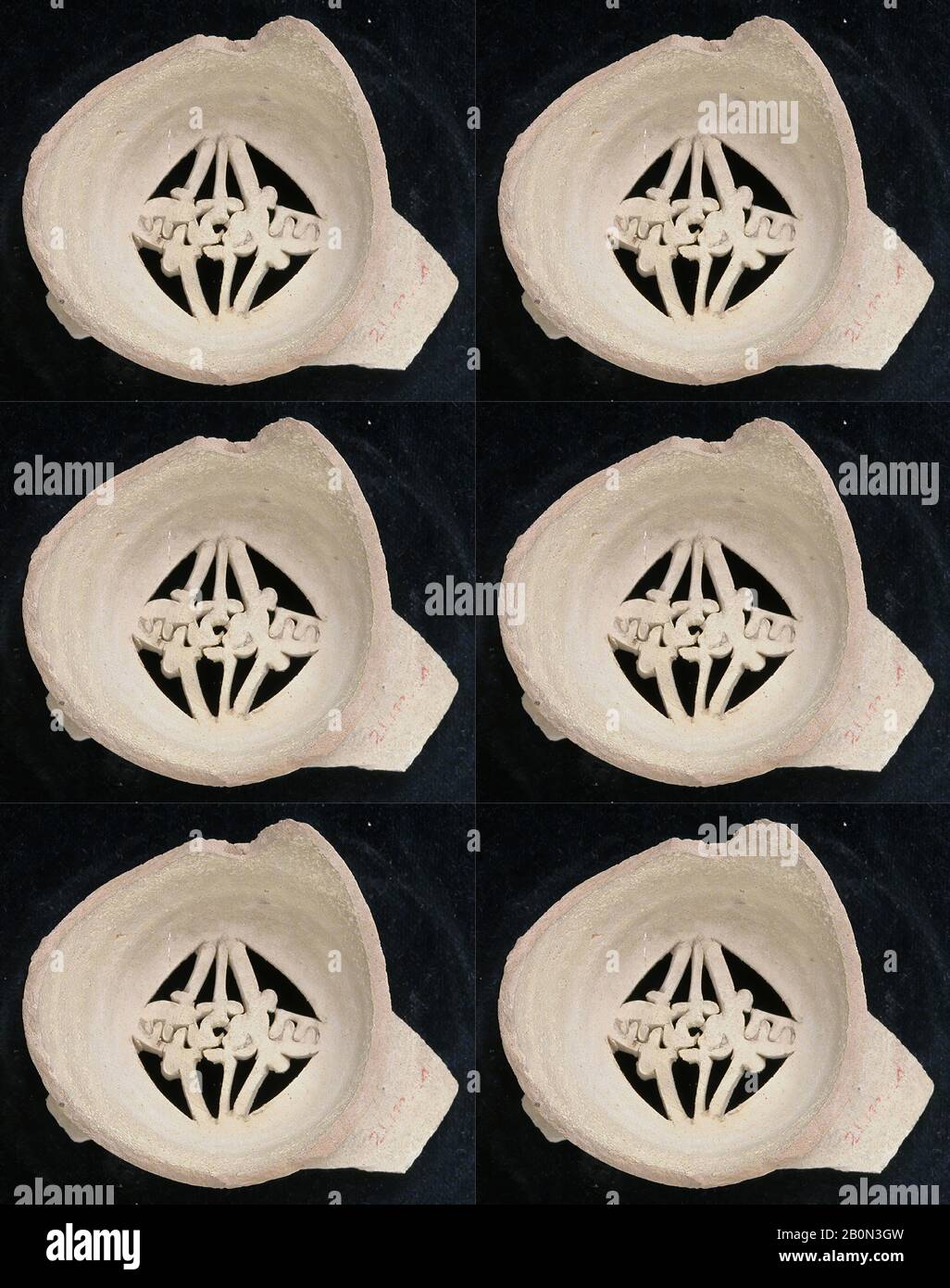 Filtro dell'acqua, filtro Dell'Acqua, 14th-15th secolo, Attribuito all'Egitto, Earthenware, H. 1 5/8 in. (4,1 cm), W. 3" (7,6 cm), D. 2 1/2 in. (6,4 cm), Peso 1,5 once (42,5 g), ceramica Foto Stock