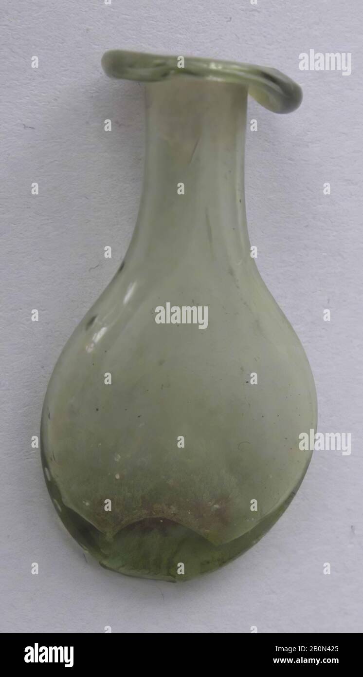 Bottiglia, 9th-11th secolo, Attribuita all'Egitto, vetro; soffiato libero, non decorato, H. 1 7/16 in. (3,7 cm), W. 3/4 in. (1,9 cm), D.1/2 in. (1,3 cm), Peso 0,07 once (2 g), vetro Foto Stock