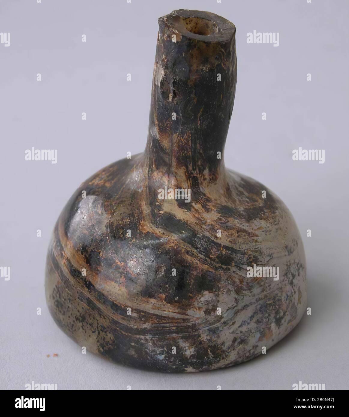 Bottiglia, 7th-8th secolo, Trovato/scavato Iraq, Ctesifone, vetro; soffiato, lavorato sul pontil, H. 2 in. (5,1 cm), vetro Foto Stock