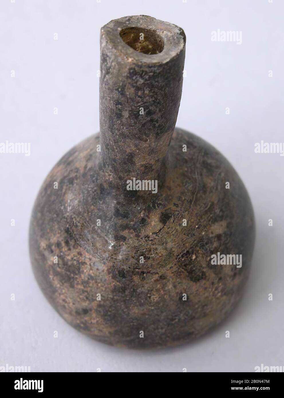 Bottiglia, 7th-8th secolo, Trovato/scavato Iraq, Ctesifone, vetro; soffiato, lavorato sul pontil, H. 1 7/8 in. (4,8 cm), vetro Foto Stock