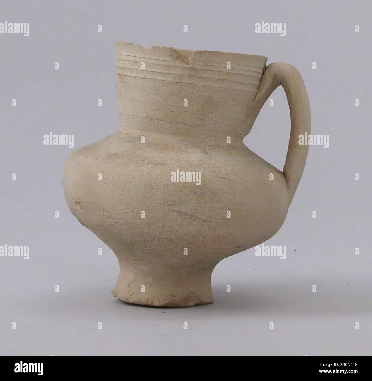 Ewer, 9th-10th secolo, Scavato in Iran, Nishapur, Earthenware; non lazed, Ceramica Foto Stock