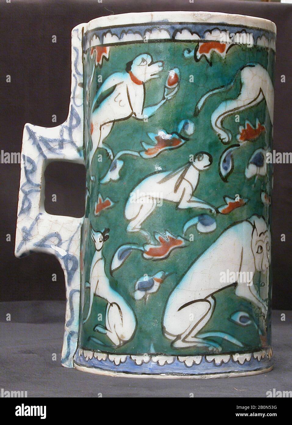 Tankard in imitazione Di Metallo Forma, Tankard, ultimo quarto 16th secolo, Attribuito alla Turchia, Iznik, Stonepaste; policromo dipinto sotto smalto trasparente, H. 7 5/8 in. (19,4 cm), diam. Senza manico: 4 1/4 poll. (10,8 cm), diam. Con manico: 5 3/4 in. (14,6 cm), ceramica Foto Stock