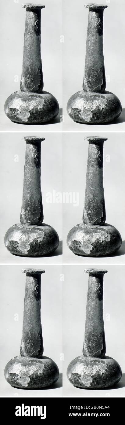 Bottiglia di profumo di vetro, romano, imperiale, Data fine 1st–3rd secolo d.C., romano, vetro; soffiato, H.: 5 7/8 in. (14,9 cm), vetro Foto Stock