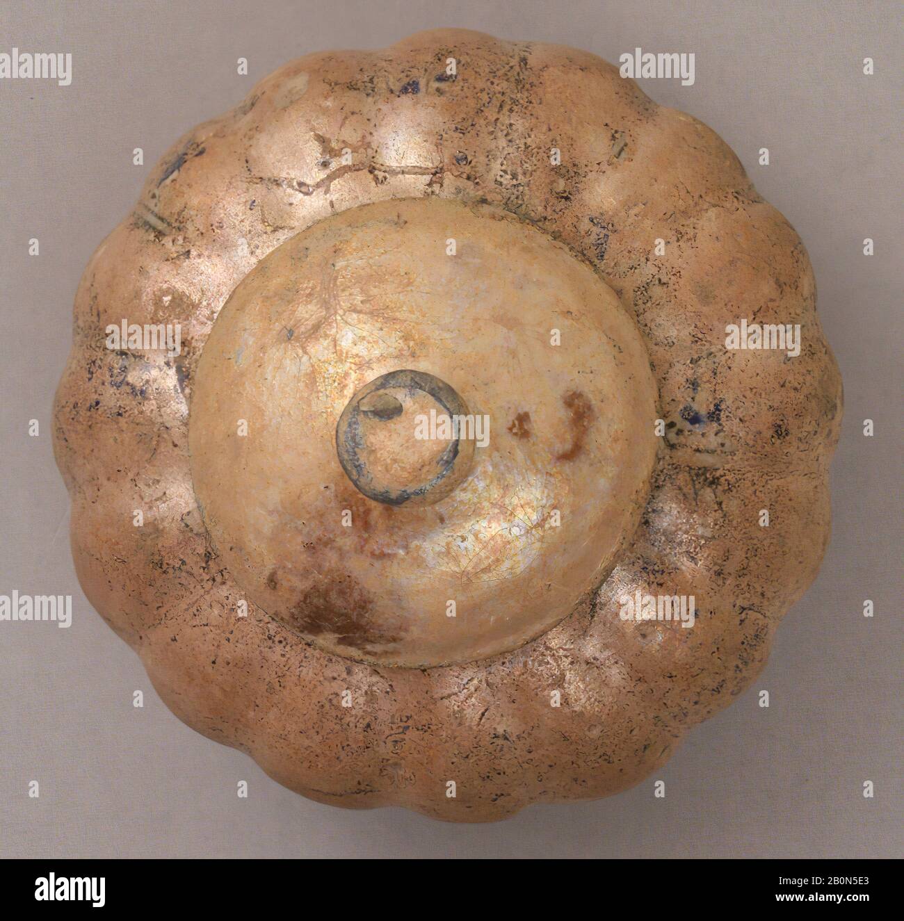 Vaso, 14th secolo, Attribuito all'Iran, Earthenware; glassato, a+b: H. 6 1/4 in. (15,9 cm), diam. 7 3/8 in. (18,7 cm), Peso 29,4 oz. (833,6 g), a: H. 4 1/8 in. (10,5 cm), diam. 7 3/8 in. (18,7 cm), Peso 23,9 once (677,6 g), b: H. 2 7/16 in. (6,2 cm), diam. 4 1/8 in. (10,5 cm), Peso 5,5 once (155.9), Ceramica Foto Stock