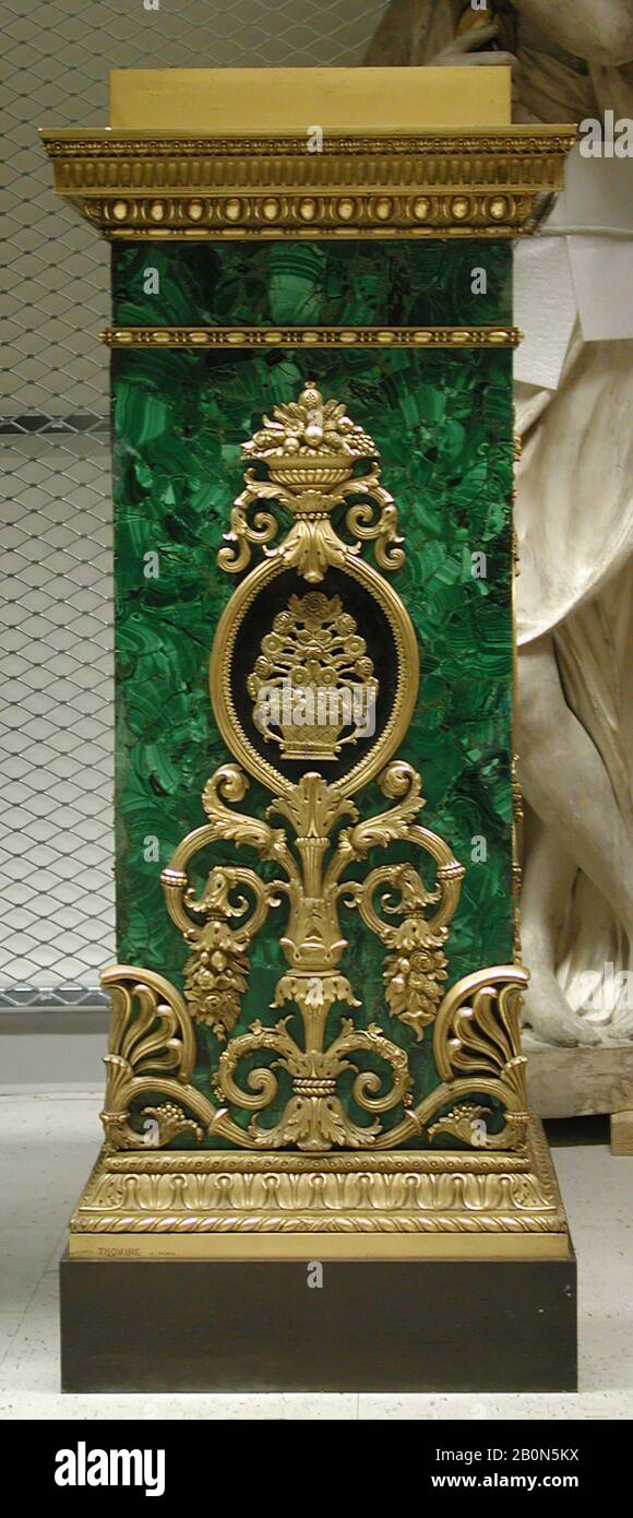 Pierre Philippe Thomire, torchère a dodici luci (uno di un paio), francese, Pierre Philippe Thomire (francese, Parigi 1751–1843 Parigi), ca. 1840, Francese, Malachite impiallacciata su rame, bronzo patinato, bronzo dorato, Totale: 8 piedi. 6 poll. × 16 7/8 poll. × 16 7/8 poll. (259,1 × 42,9 × 42,9 cm), Sostanze naturali Foto Stock