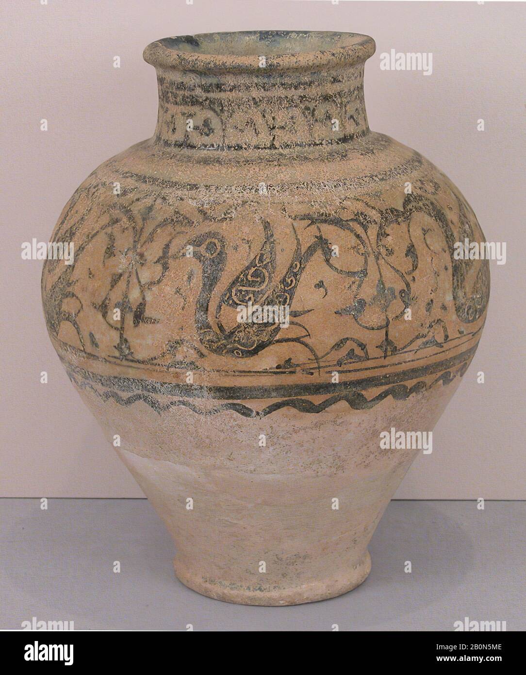 Vaso, 12th-13th secolo, Attribuito alla Siria, Raqqa, Stonepaste; dipinto di smalto, H. 10 15/16 in. (27,8 cm); Gr. Diam. 8 3/4 poll. (22,2 cm); diam. Cerchio 4 5/8 in. 11,7 cm; diam. Piede 4 1/16 in. (10,3 cm), ceramica Foto Stock