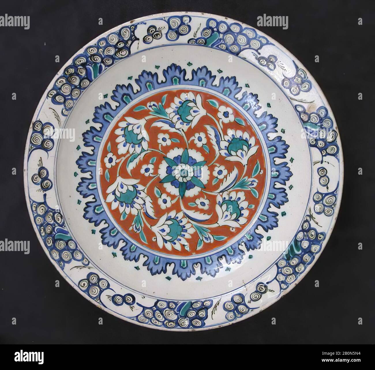 Piatto, ultimo quarto 16th secolo, Prodotto in Turchia, Iznik, Stonepaste; policromo dipinto sotto smalto trasparente, H. 2 5/8 in. (6,7 cm), diam. 14 1/16" (35,7 cm), ceramica Foto Stock