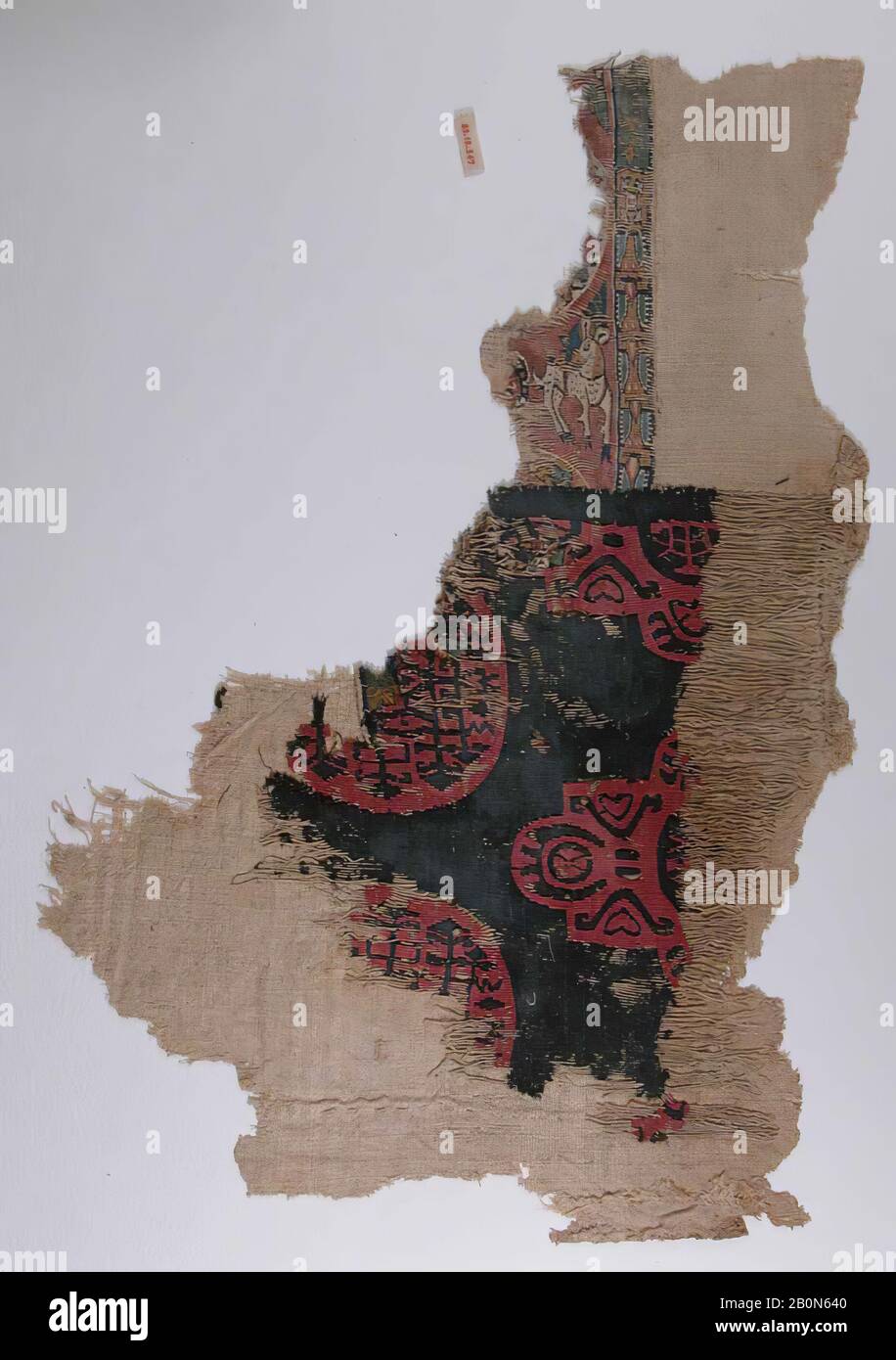 Frammento, 6th-7th secolo, Realizzato in Egitto, lana, lino; tessitura a tela, tessitura a tappezzeria, altezza 50 pollici larghezza 34,00 pollici (127 cm di altezza 86,4 cm di larghezza), tessili Foto Stock