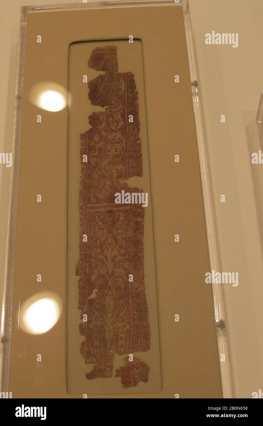 Frammento, 6th-7th secolo, Attribuito probabilmente alla Siria, Seta; samite (?), alto 30 pollici, alto 4,00 pollici (alto 76,2 cm), Tessuto tessile Foto Stock
