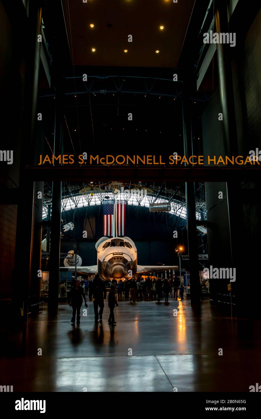 Chantilly, Virginia - 16 febbraio 2020 - Space Shuttle Discovery all'interno del McDonnell Space Hangar al Centro Steven F. Udvar-Hazy degli Smiths Foto Stock