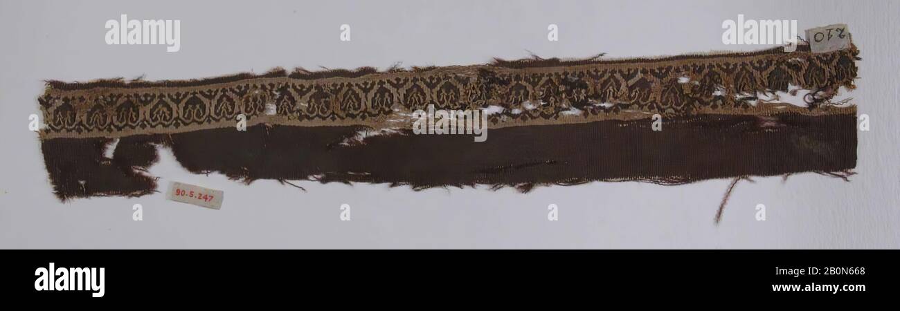 Frammento, 5th secolo, Attribuito all'Egitto, lana, lino; tessitura piana, tessitura arazzo, 14 1/16 in. Alto 20 1/2 in. Largo (35,7 cm alta 52 cm larghezza), tessili Foto Stock