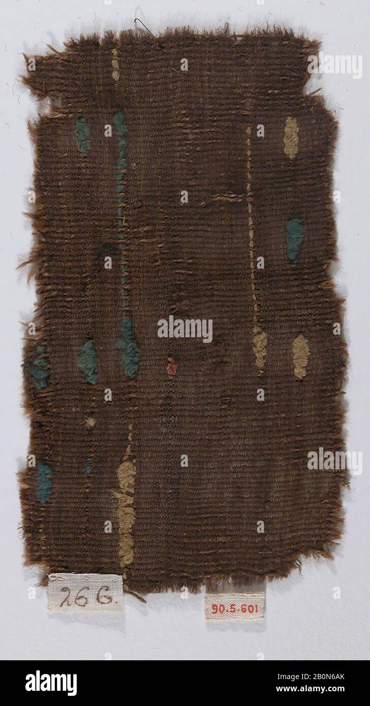 Frammento, 5th-6th secolo, Attribuito all'Egitto, lana; tessitura piana, tessitura arazzo, 7 1/16 in. Alto 3 15/16 in. Largo (18 cm di altezza 10 cm di larghezza), tessili Foto Stock