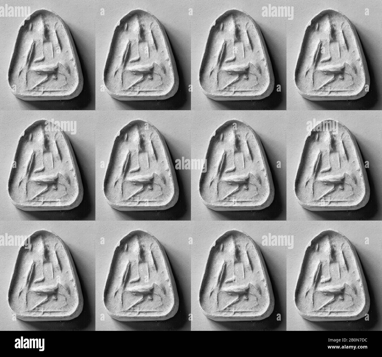 Sigillo di francobollo (base triangolare arrotondata con manico ad anello) con figura antropomorfica e animali, Siro-Anatolia, Età del ferro II, Data 9th - 7th secolo a.C., Siria settentrionale o Anatolia sudorientale, Siro-Anatolia, steatite, nero, faccia del Sigillo: 2,87 x 2,39 cm, altezza: 1,64 cm, Foro della cordicella: 0,5 cm, Sigilli Stone-Stamp Foto Stock