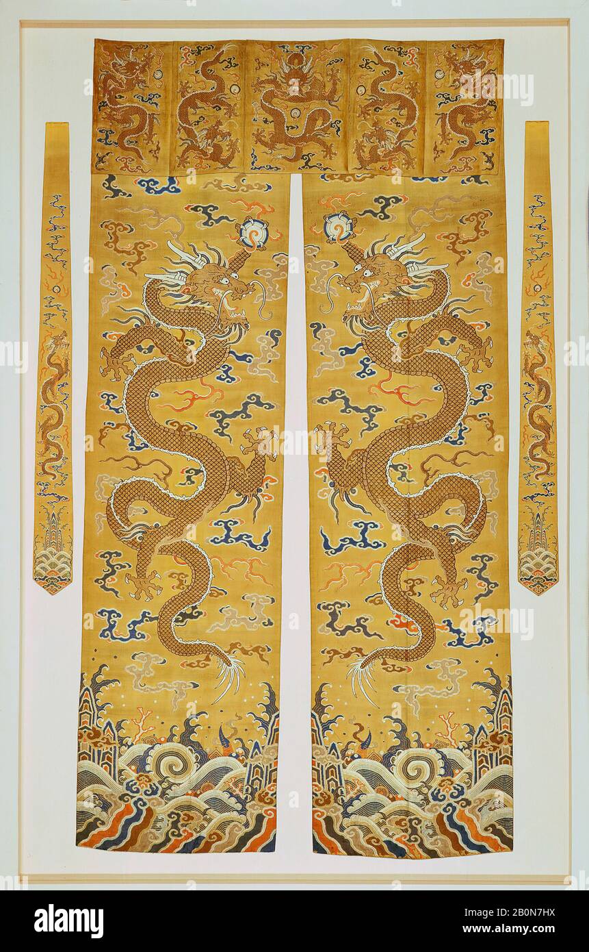 Grembialatura porta e pannelli laterali con draghi, Cina, dinastia Qing (1644–1911), periodo Kangxi (1662–1722), Data 17th–18th secolo, Cina, broccato in seta e filato metallico, a: 79 × 39" (200,7 × 99,1 cm), b, c: 46 × 4" (116,8 × 10,2 cm), tessuto tessile Foto Stock