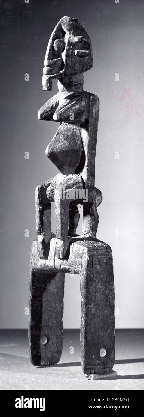 Puleggia di eddle: Figura femmina, popoli Dogon, 16th–19th secolo, Mali, popoli Dogon, legno, H. 8 3/8 x W. 2 3/8 x D.1 1/2 in. (21,3 x 6 x 3,8 cm), Attrezzi in legno Foto Stock