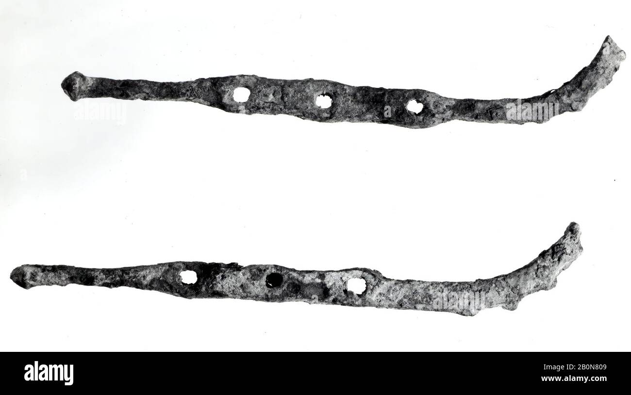 Cavallo bit cheekpieces, Iran, Iron Age III, Data ca. 8th-7th secolo a.C., Iran nordoccidentale, Iran, ferro, 7,01 pollici (17,81 cm), Metalwork-equestrian Foto Stock